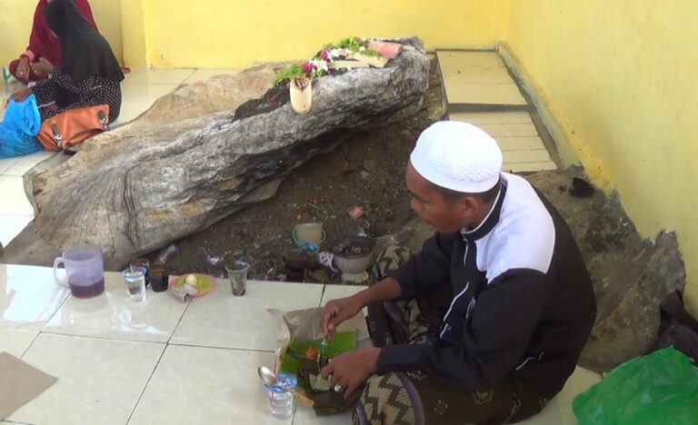 Di Atas Batu Pertapaan Pangeran Suryanata